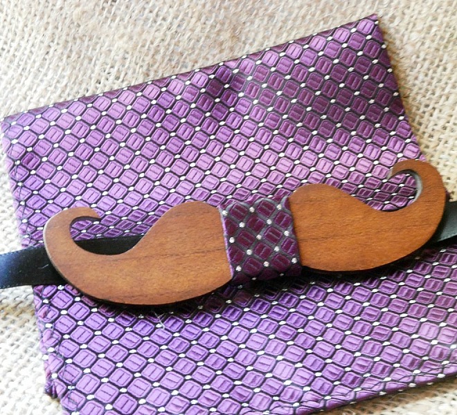 Pochette violette et nœud papillon en bois en forme moustache.