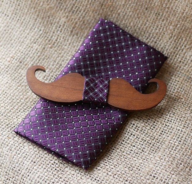 Nœud papillon en bois moustache et pochette satinée violette.