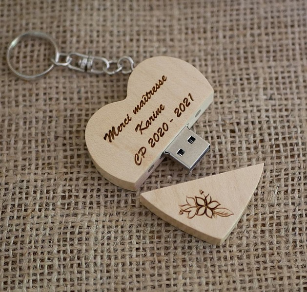 Porte-clé USB en bois en forme de cœur personnalisé.