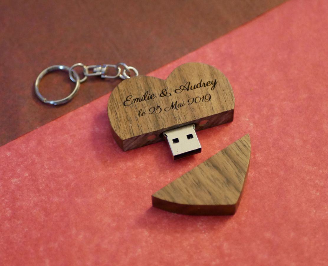 USB-Stick Schlüsselanhänger herzförmigen dunklen Holz zu personalisieren durch Gravur