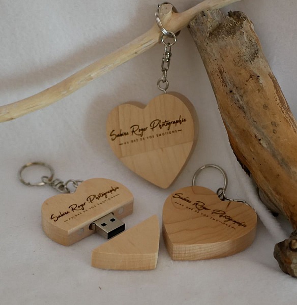 Porte-clés USB en forme de cœur en bois gravé personnalisé.