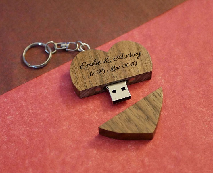 USB-Stick Schl&uuml;sselanh&auml;nger herzf&ouml;rmigen dunklen Holz zu personalisieren durch Gravur