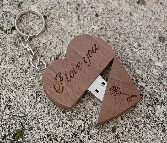 USB-Stick Schl&uuml;sselanh&auml;nger herzf&ouml;rmigen dunklen Holz zu personalisieren durch Gravur