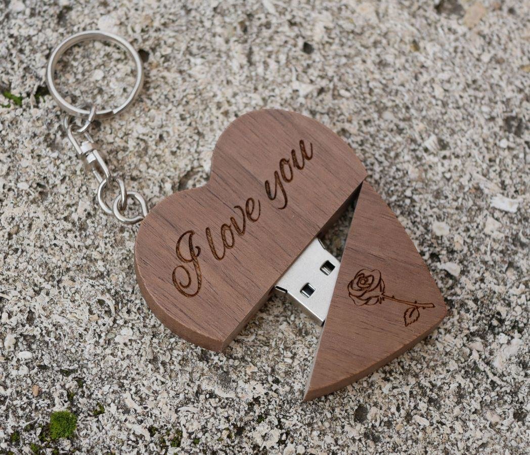 USB-Stick Schlüsselanhänger herzförmigen dunklen Holz zu personalisieren durch Gravur