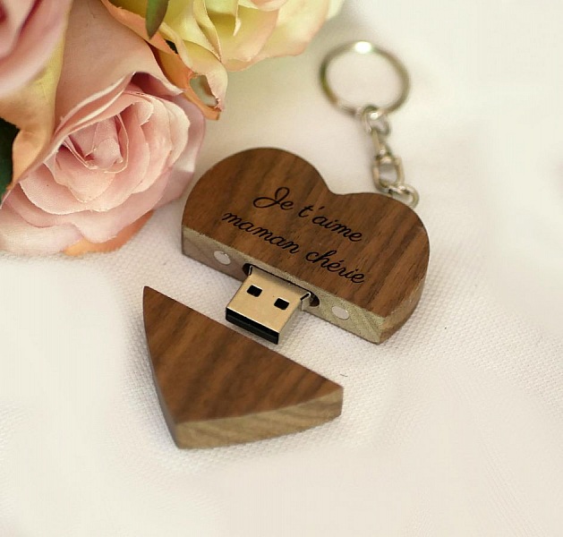 USB-Stick Schl&uuml;sselanh&auml;nger herzf&ouml;rmigen dunklen Holz zu personalisieren durch Gravur