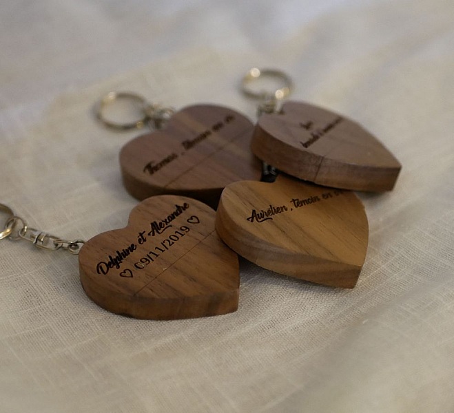 USB-Stick Schl&uuml;sselanh&auml;nger herzf&ouml;rmigen dunklen Holz zu personalisieren durch Gravur