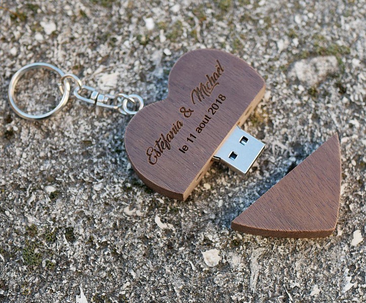 USB-Stick Schl&uuml;sselanh&auml;nger herzf&ouml;rmigen dunklen Holz zu personalisieren durch Gravur