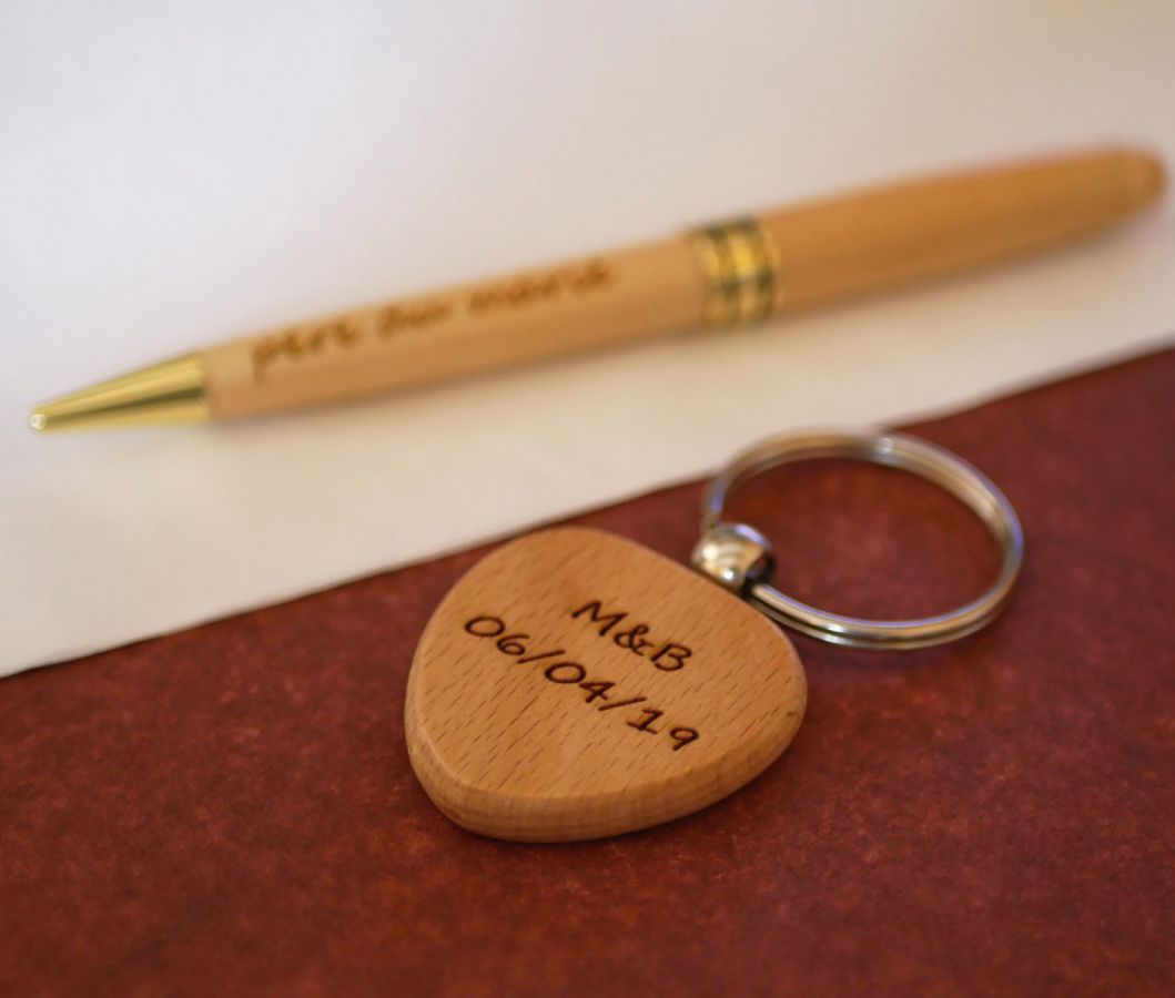 Holz Schlüsselanhänger Herz zu personalisieren durch Gravur