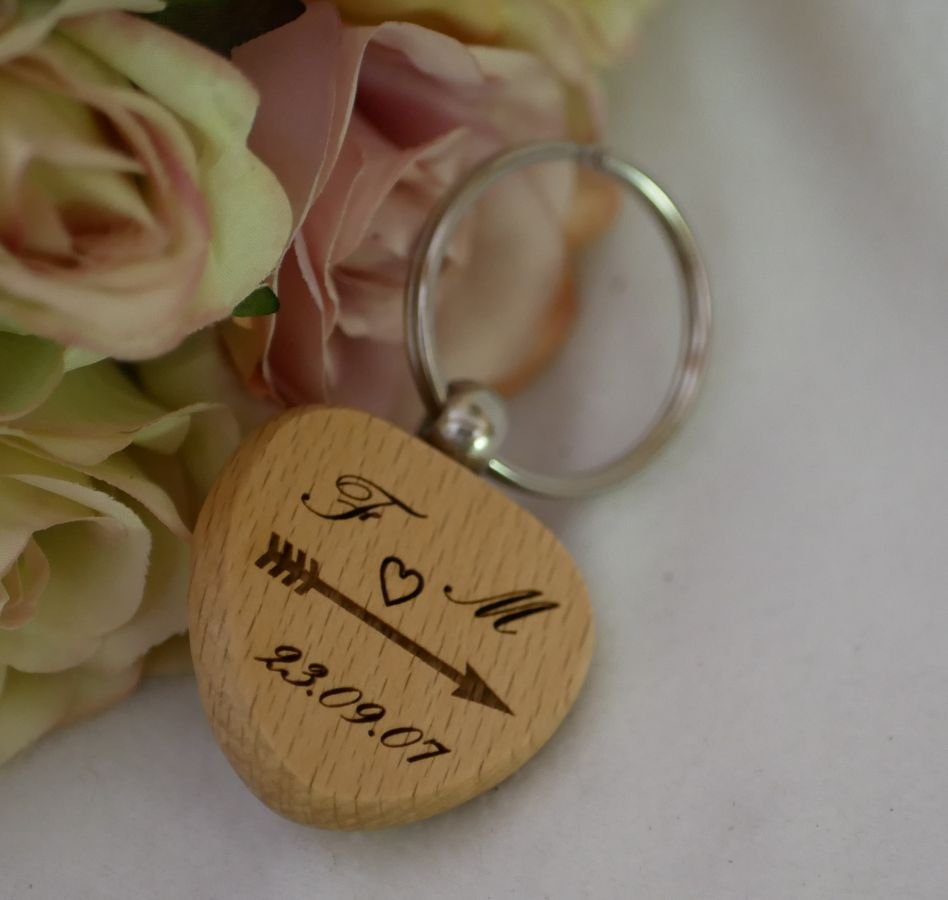 Holz Schlüsselanhänger Herz zu personalisieren durch Gravur