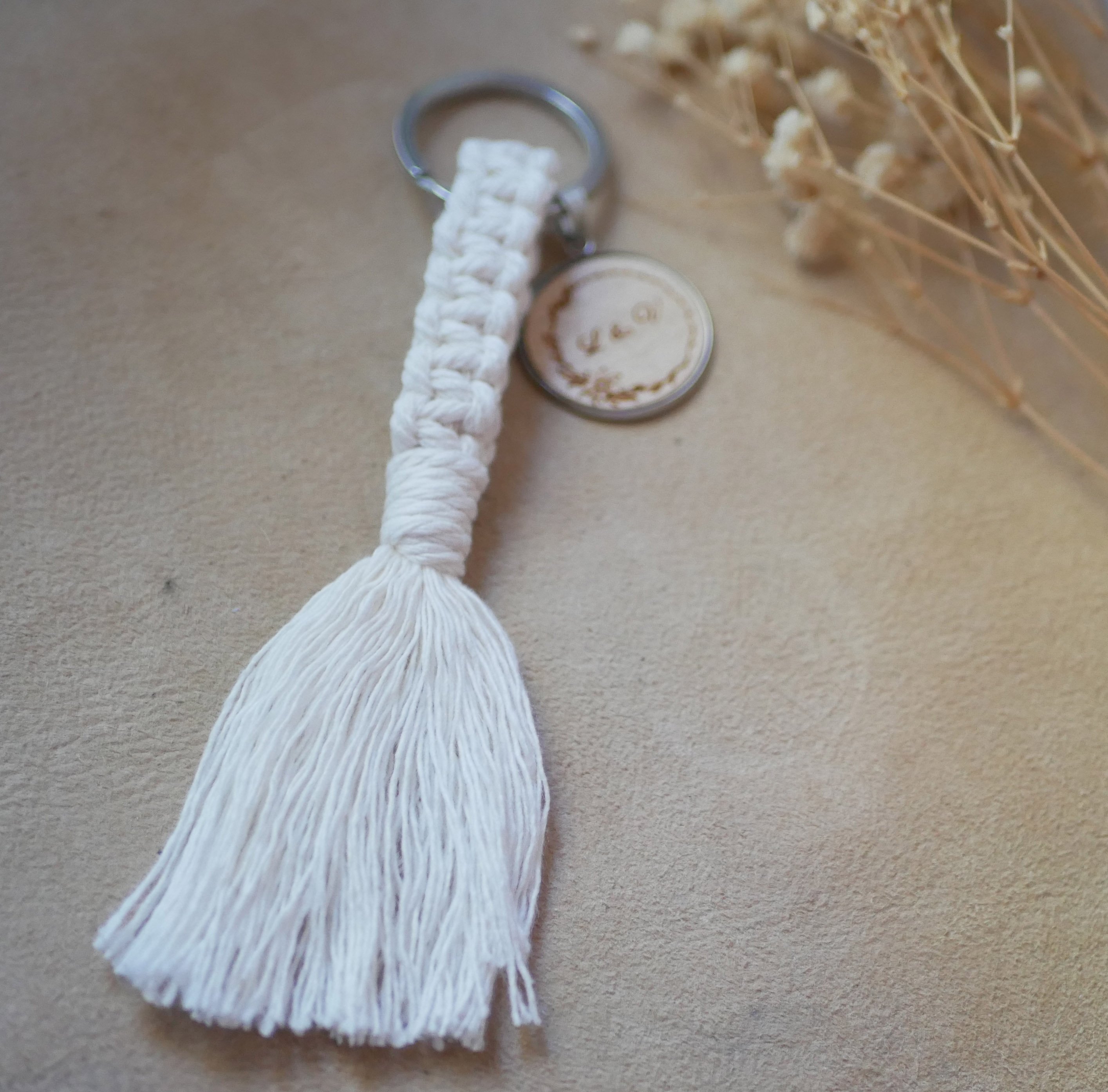 Schl&uuml;sselanh&auml;nger mit personalisiertem Holzcabochon und Makramee-Dekoration Farbe nach Wahl 