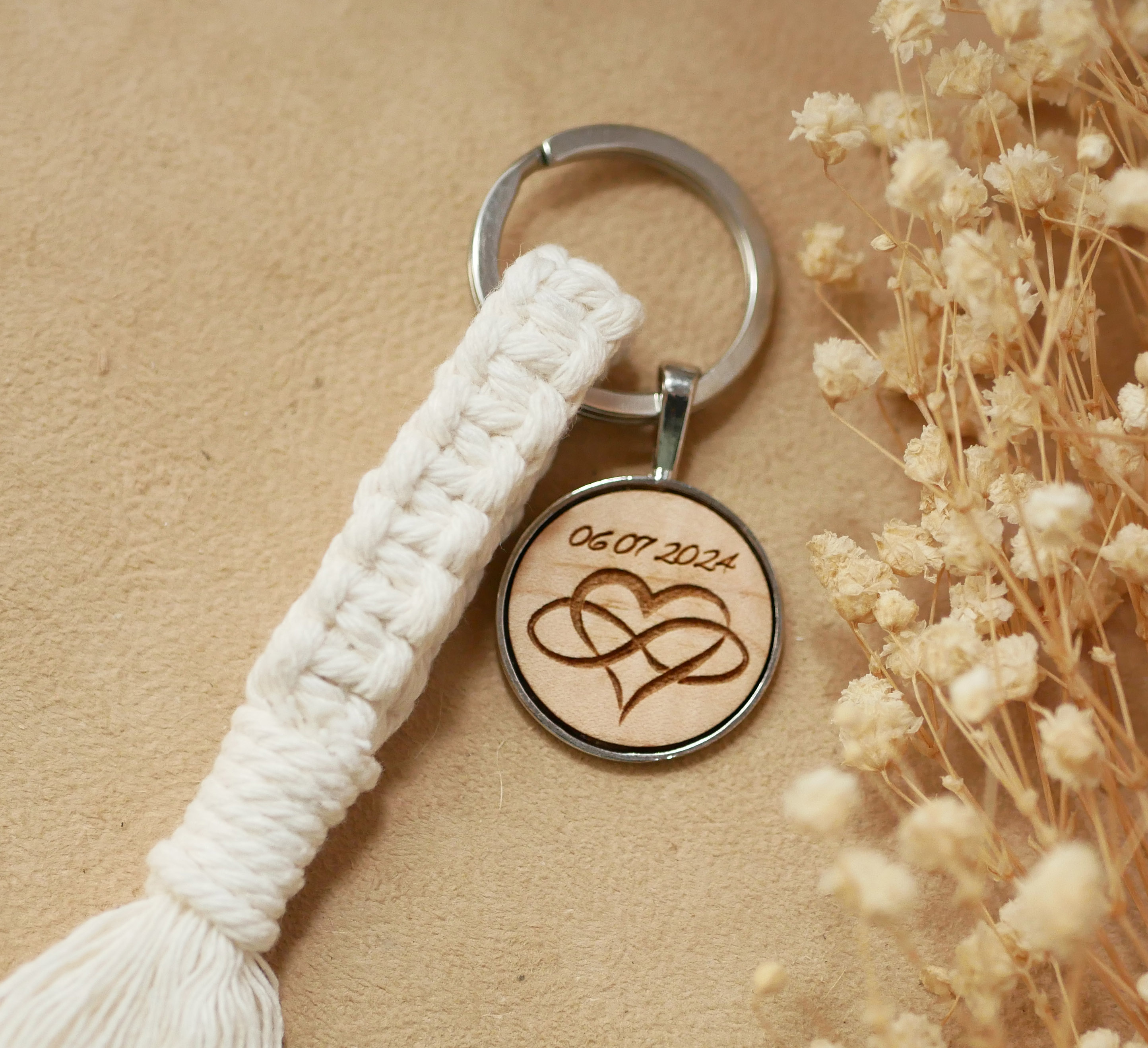 Schlüsselanhänger mit personalisiertem Holzcabochon und Makramee-Dekoration Farbe nach Wahl 