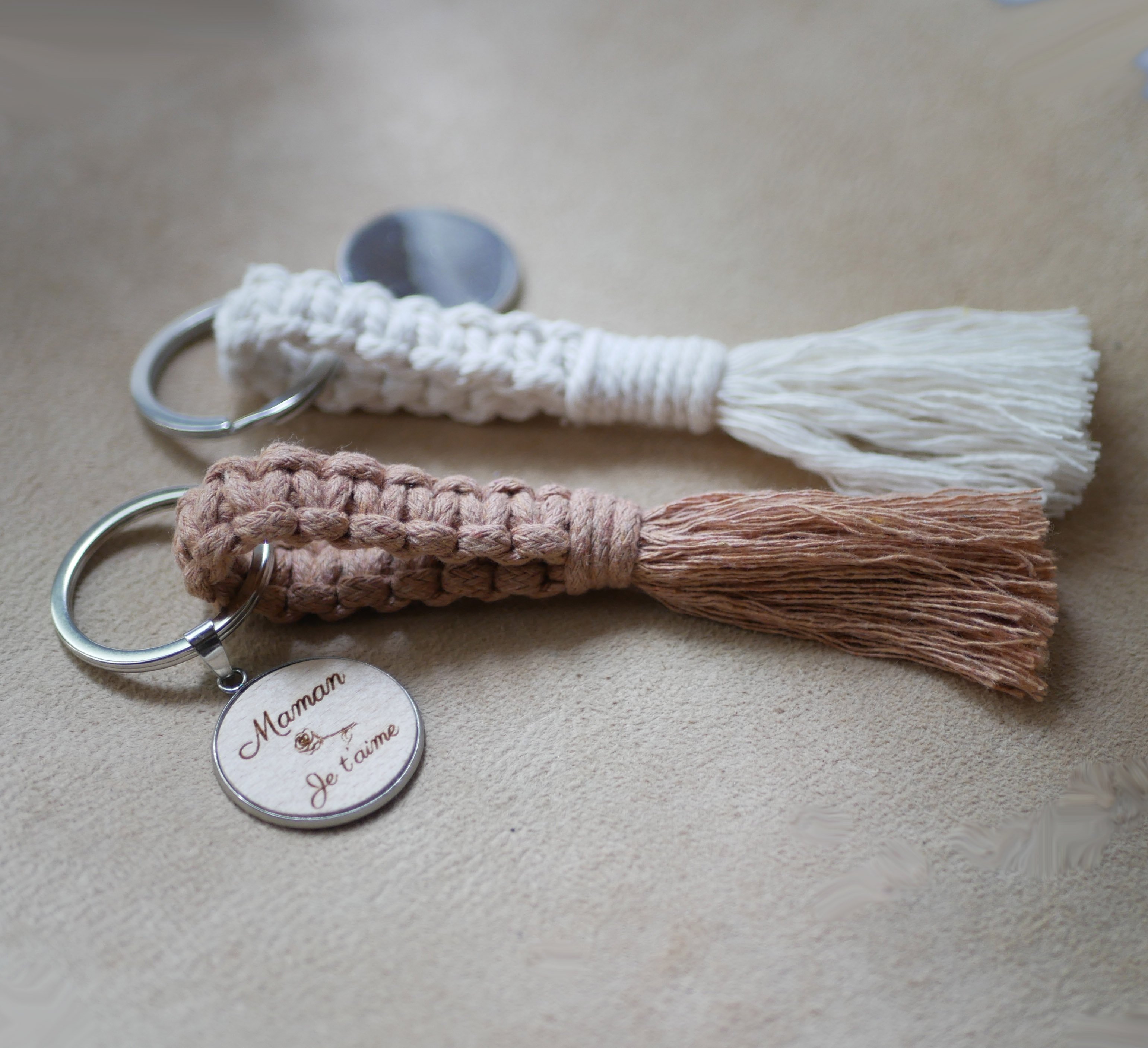 Schl&uuml;sselanh&auml;nger mit personalisiertem Holzcabochon und Makramee-Dekoration Farbe nach Wahl 
