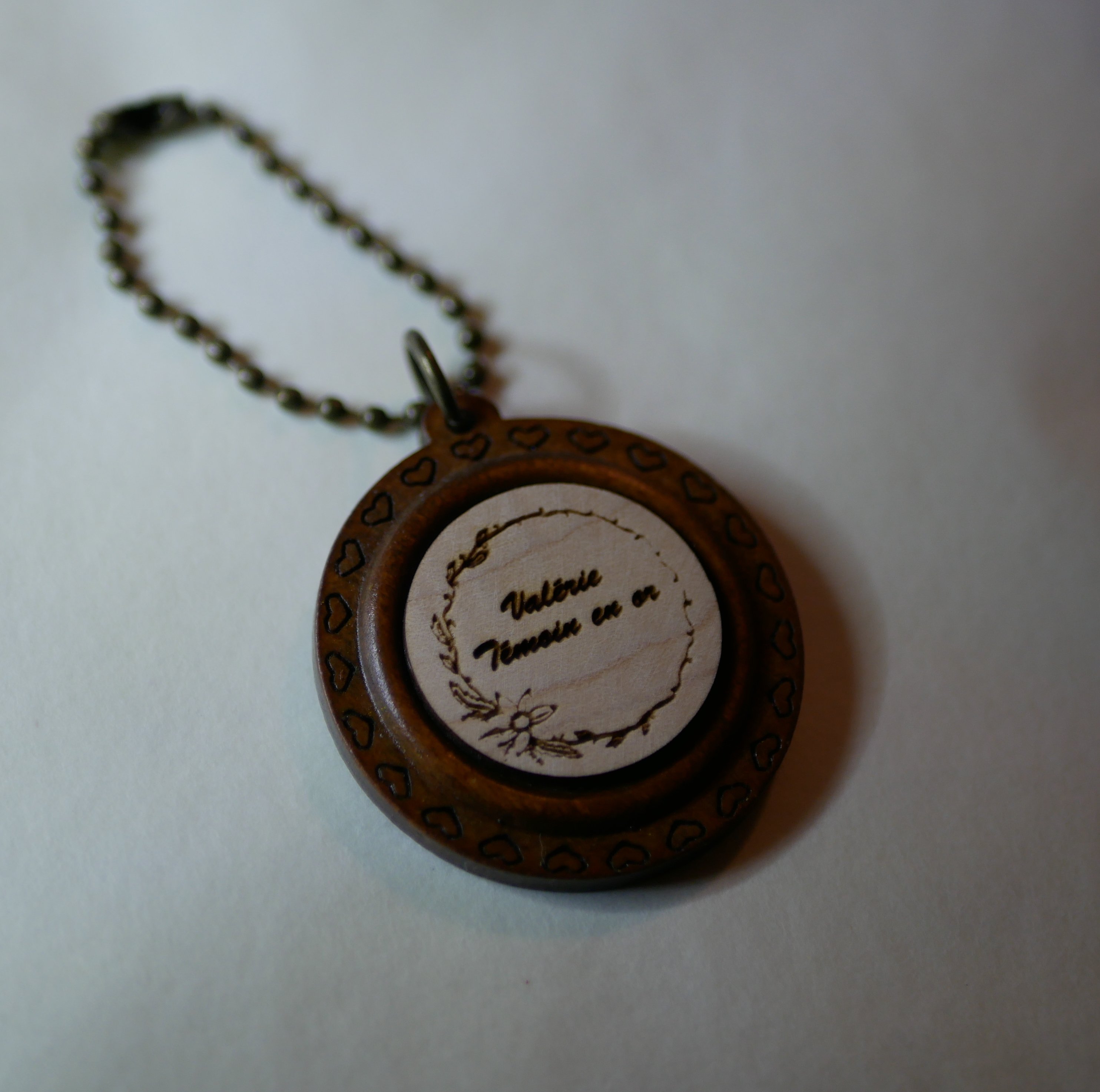 Holz Cabochon Schl&uuml;sselanh&auml;nger auf runden Rahmen Kirschholz zu personalisieren durch Gravur