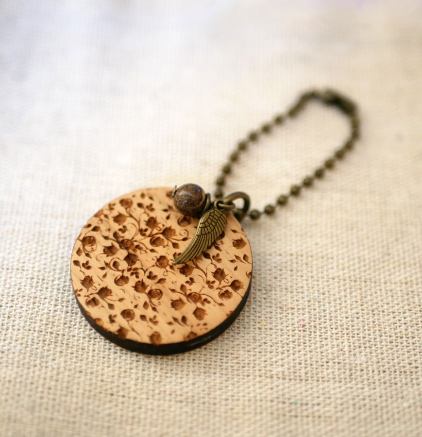 Schlüsselanhänger Perle und Charm am runden Kirschholz zu personalisieren durch Gravur