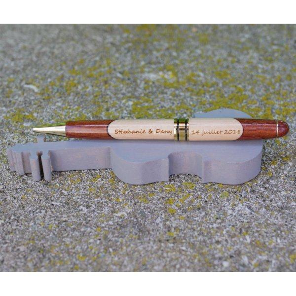 Holzkugelschreiber zweifarbig graviert zu personalisieren