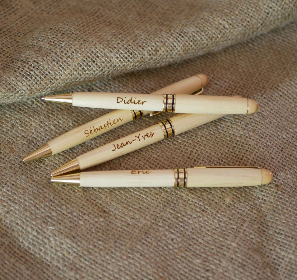 Heller Holzkugelschreiber mit Gravur zum Anpassen