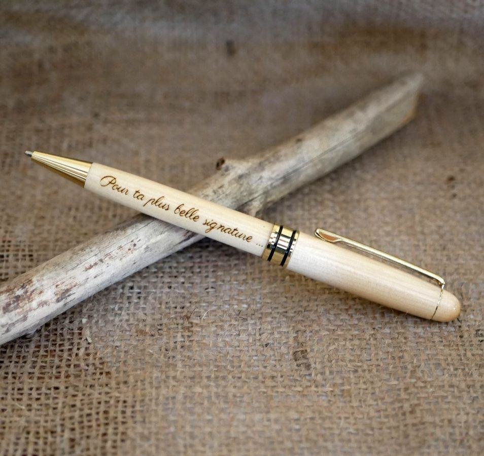 Heller Holzkugelschreiber mit Gravur zum Anpassen