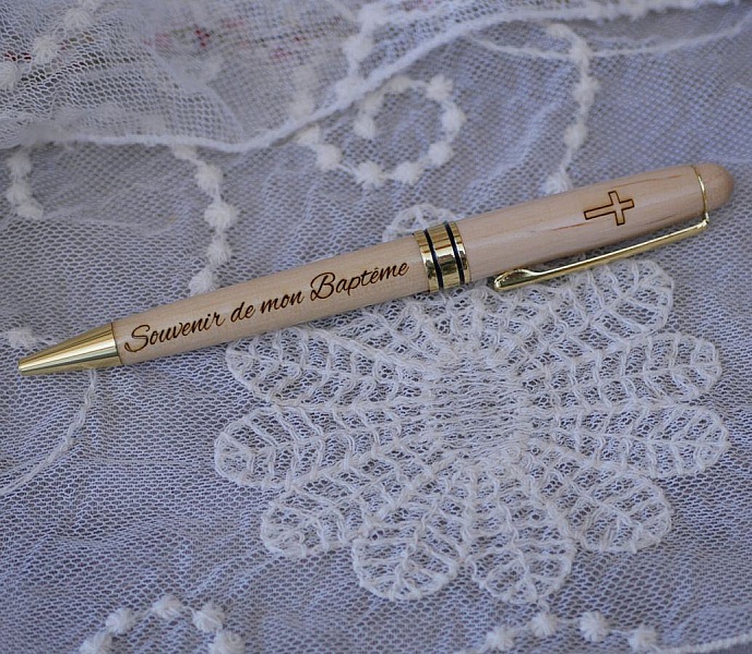 Stylo en bois gravé souvenir de baptême avec croix.