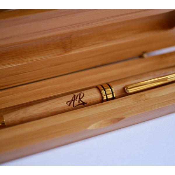 Stylo en bambou grav&eacute; dans coffret en bois massif personnalis&eacute;
