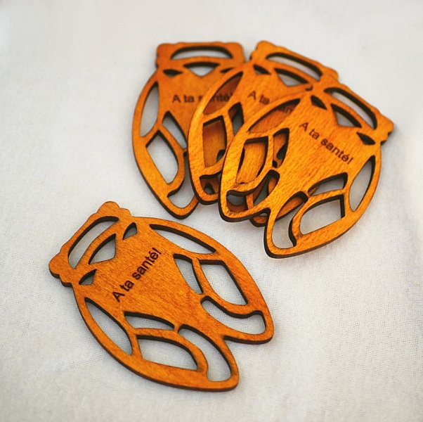 Cigales en bois gravées avec l'inscription A ta santé.