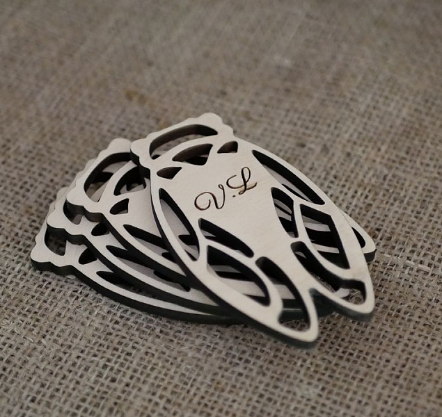 Cigales en bois découpé au laser avec initiales gravées.