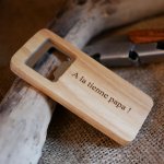 Flacher Flaschen&ouml;ffner aus Holz graviert zu personalisieren, Hochzeitsgeschenk 