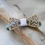 Lederarmband mit durchbrochener Miniatur-Fliege aus Holz anpassbar