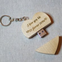 USB-Schlüsselanhänger Herz aus Holz graviert zu personalisieren 128 GB