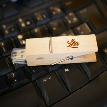 USB-Stick Klammer aus Rohholz graviert zu personalisieren