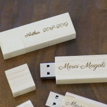 Kleiner USB-Stick aus hellem Holz mit Gravur zum Selbstgestalten 32GB 2.0