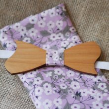 Einstecktuch Liberty Mitsi mauve Blumen und Fliege aus Holz anpassbar