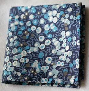 L13- Liberty Wiltshire blau+Quadratisches Einstecktuch (+ 10.80 €)